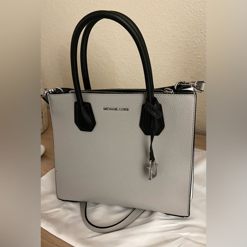 NWOT  - Michael Kors Mercer Accordian Leather Crossbody